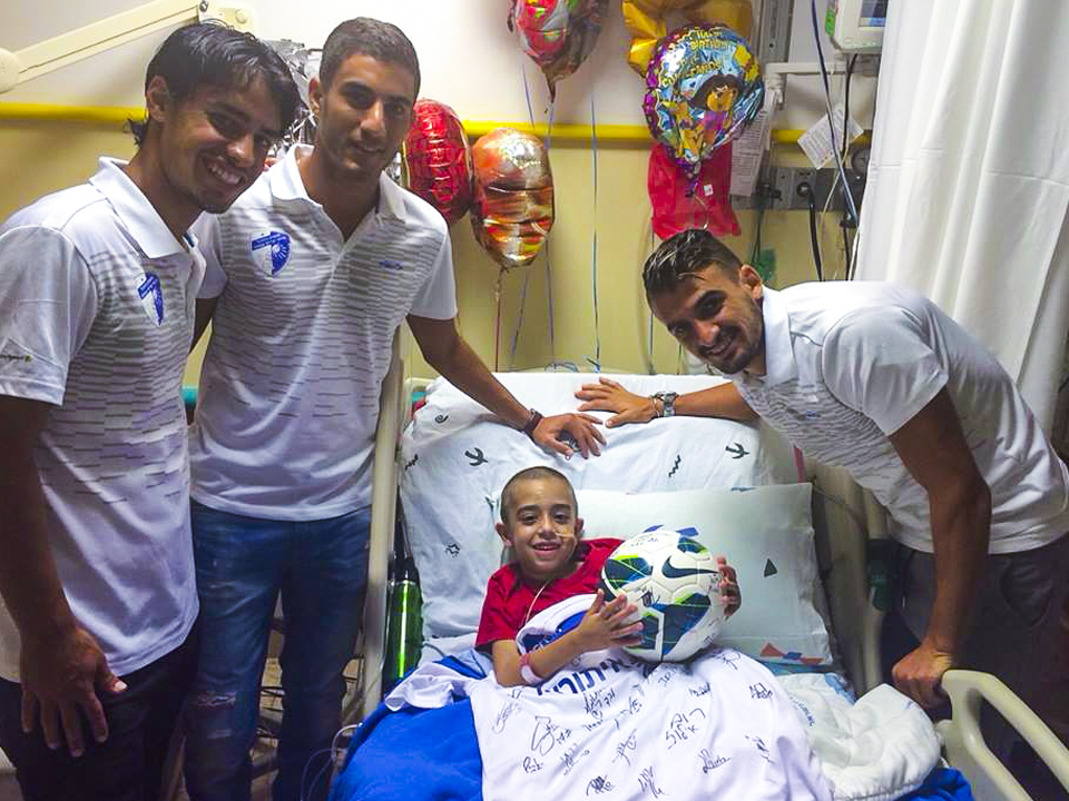 שחקני עירוני איתוראן קריית שמונה הדרימו לבית החולים שניידר כדי להפתיע את הילד רם יוסף חימי.